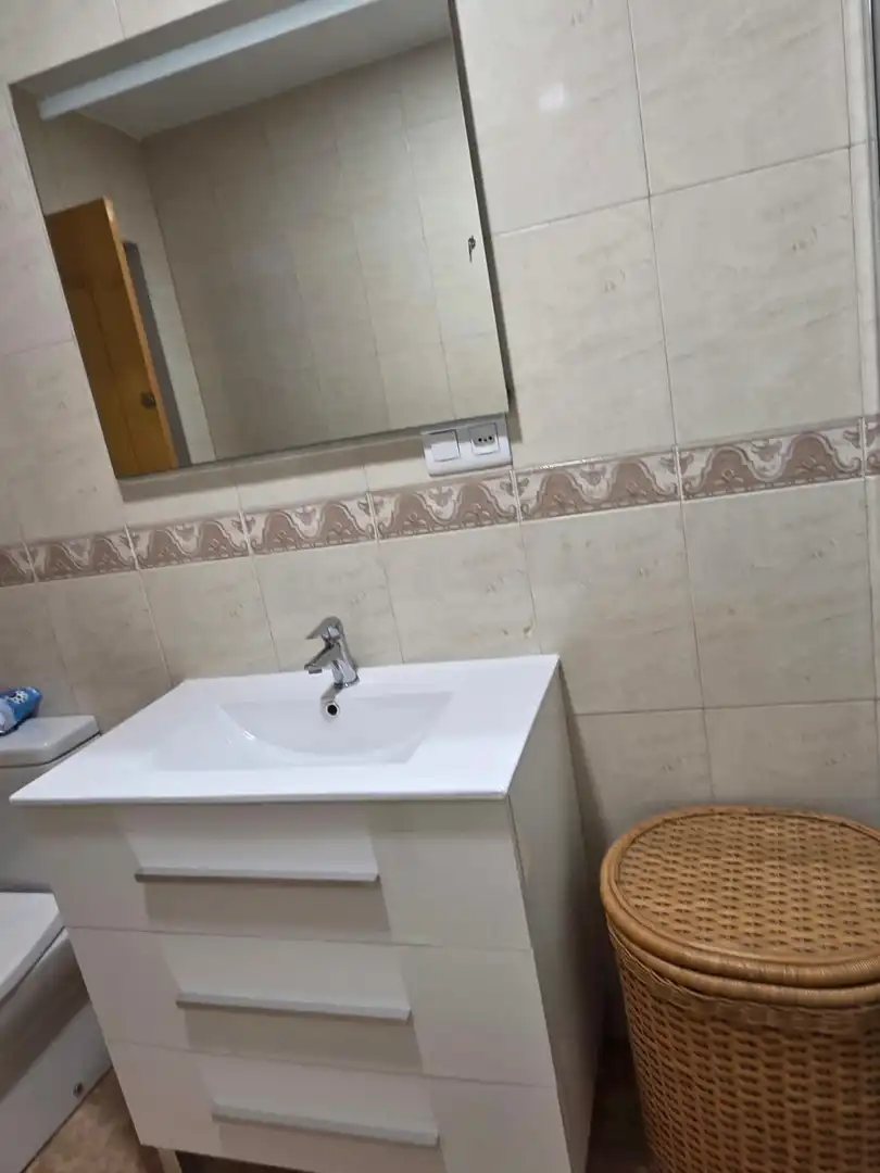 Bany de Pis de lloguer en Los Alcázares amb Aire condicionat, Terrassa i Moblat
