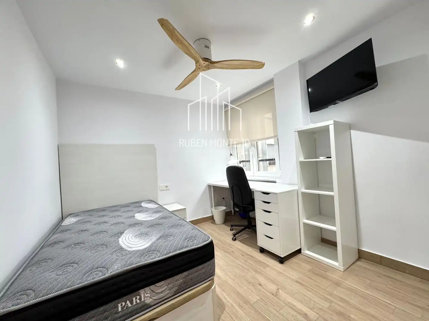 Room in Avenida de Portugal 141 3ºF, 141, Carmelitas
