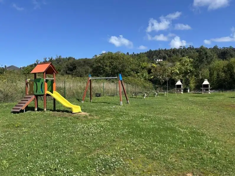 Parkplatz von Dachboden zur Miete in Ortigueira mit Privatgarten, Abstellraum und Möbliert