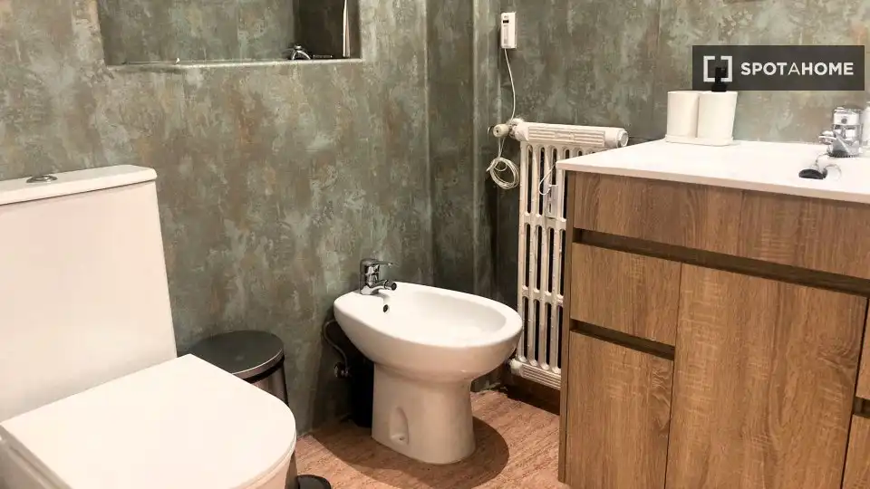 Bathroom of Flat for share in Madrid  with Air Conditioner, Heating and Terrace