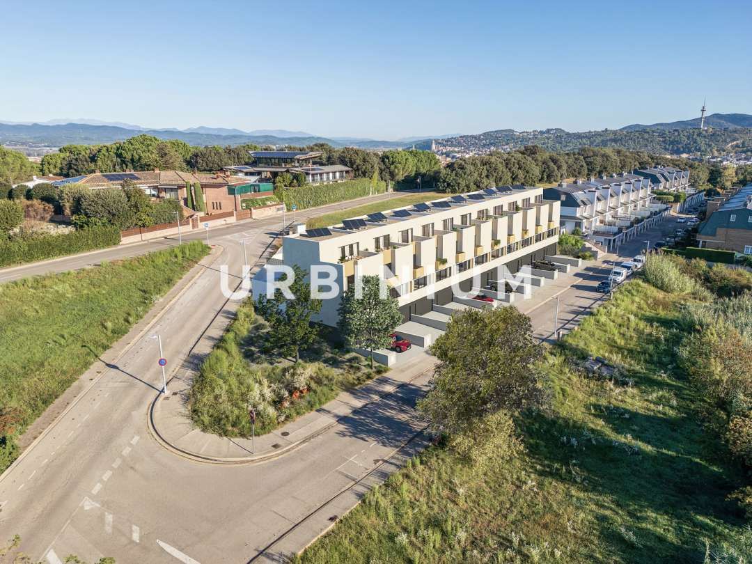Vista exterior de Casa o xalet en venda en Girona Capital amb Aire condicionat, Calefacció i Jardí privat