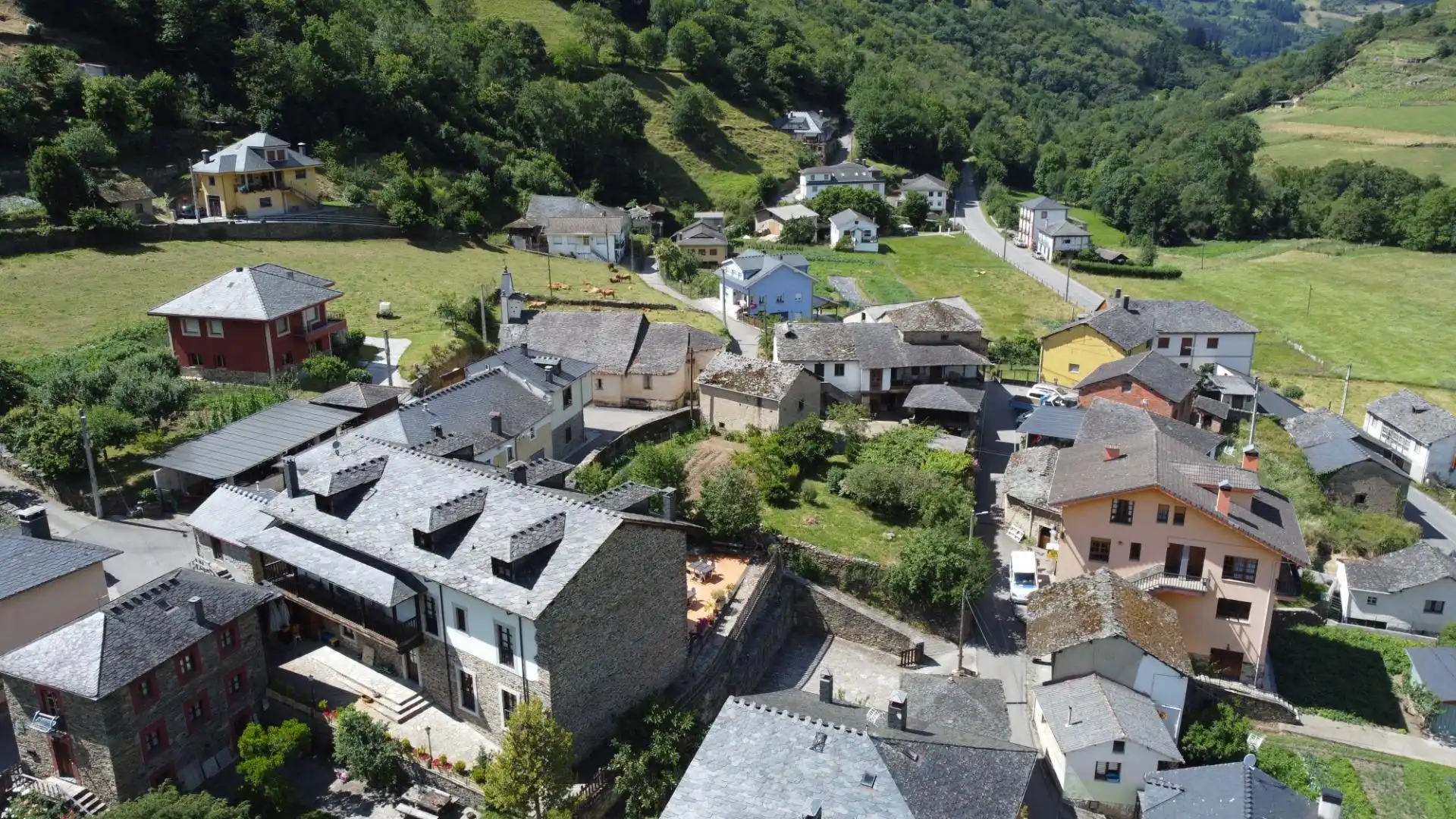 Vista exterior de Casa o chalet en venta en Cangas del Narcea con Jardín privado, Amueblado y Balcón