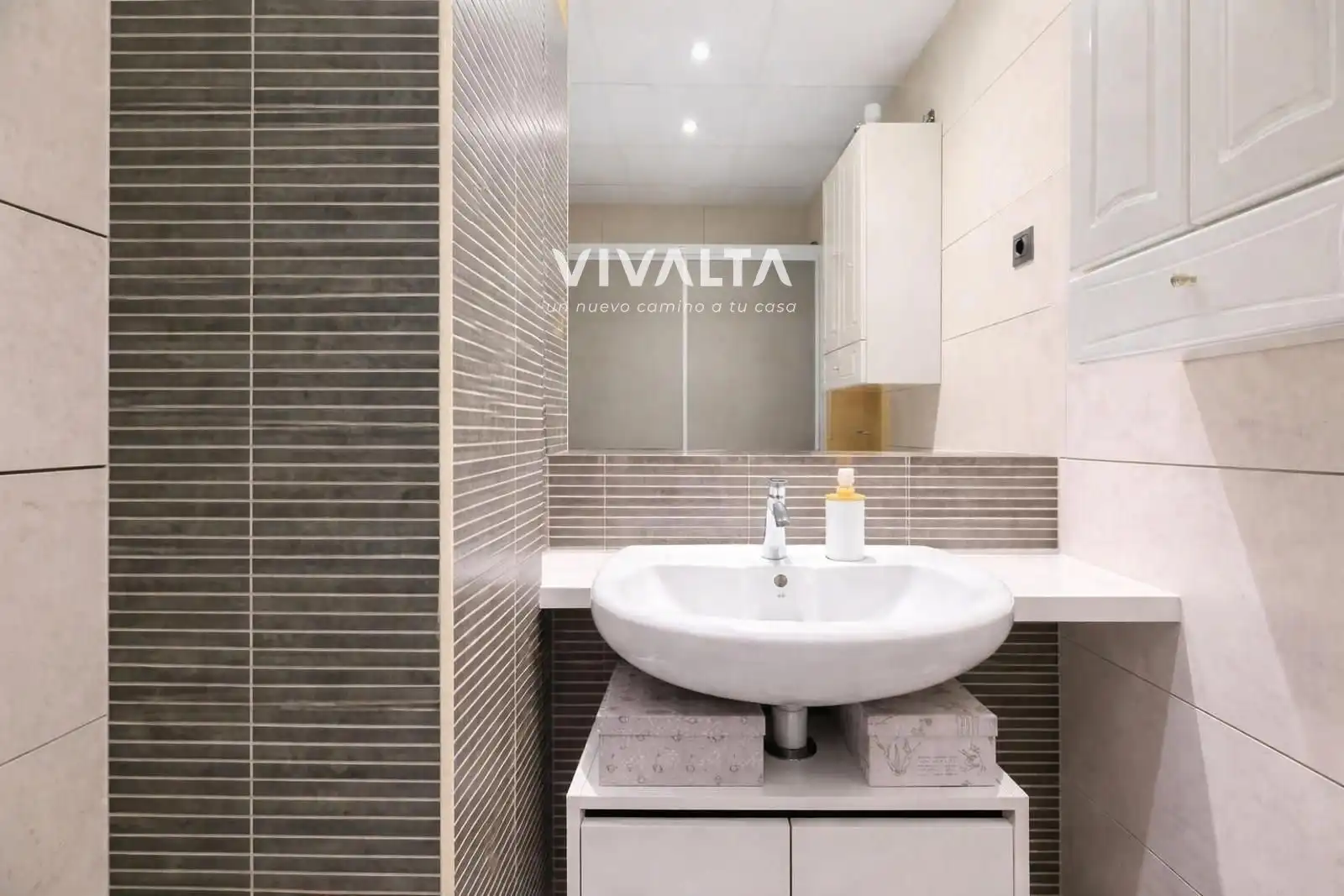 Bathroom of Flat for sale in Madrid  with Air Conditioner, Heating and Storage room