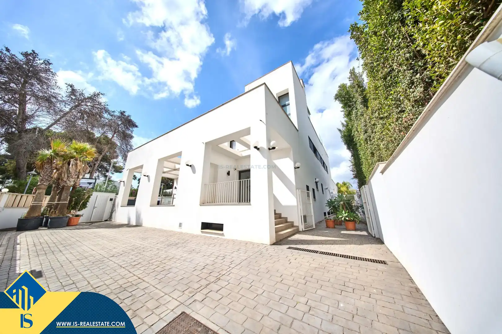 Vista exterior de Casa o xalet en venda en Marbella amb Terrassa i Piscina