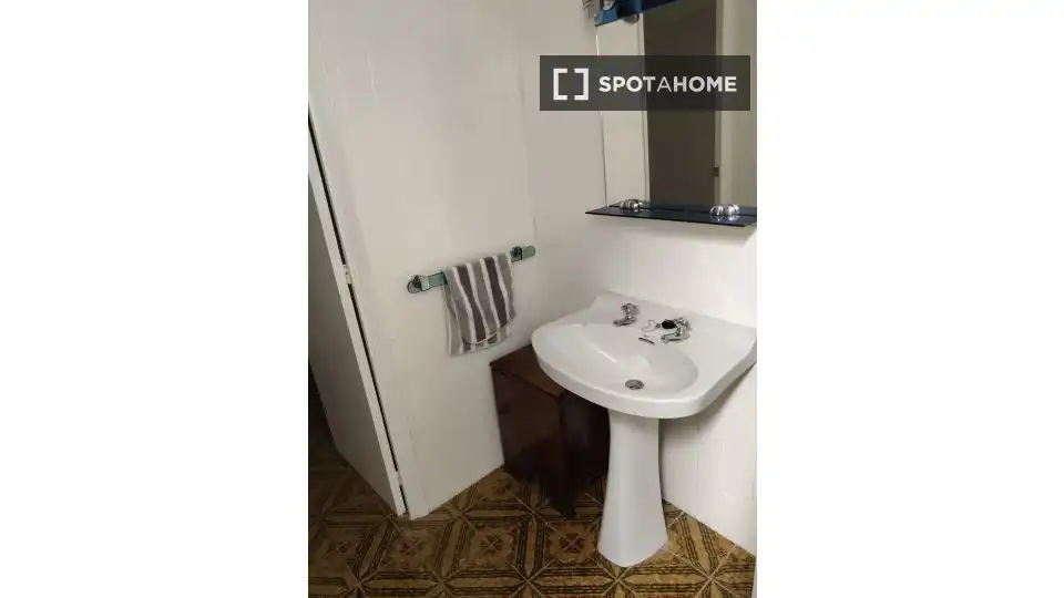 Baño de Piso de alquiler en Utiel con Aire acondicionado, Calefacción y Amueblado