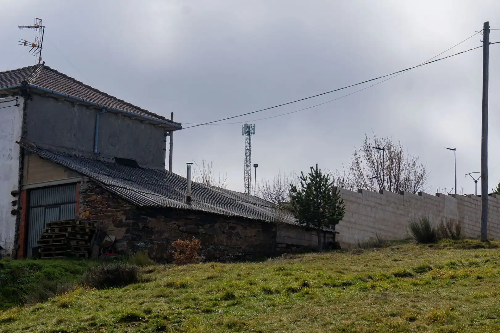 Vista exterior de Casa o xalet en venda en Villagatón amb Aire condicionat, Calefacció i Jardí privat