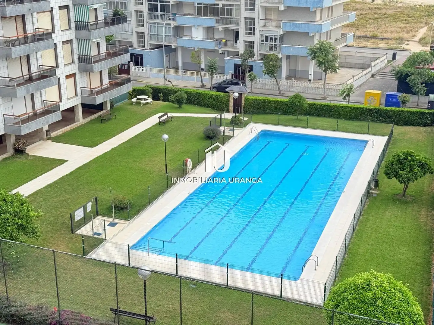 Piscina de Piso en venta en Laredo con Calefacción, Terraza y Trastero