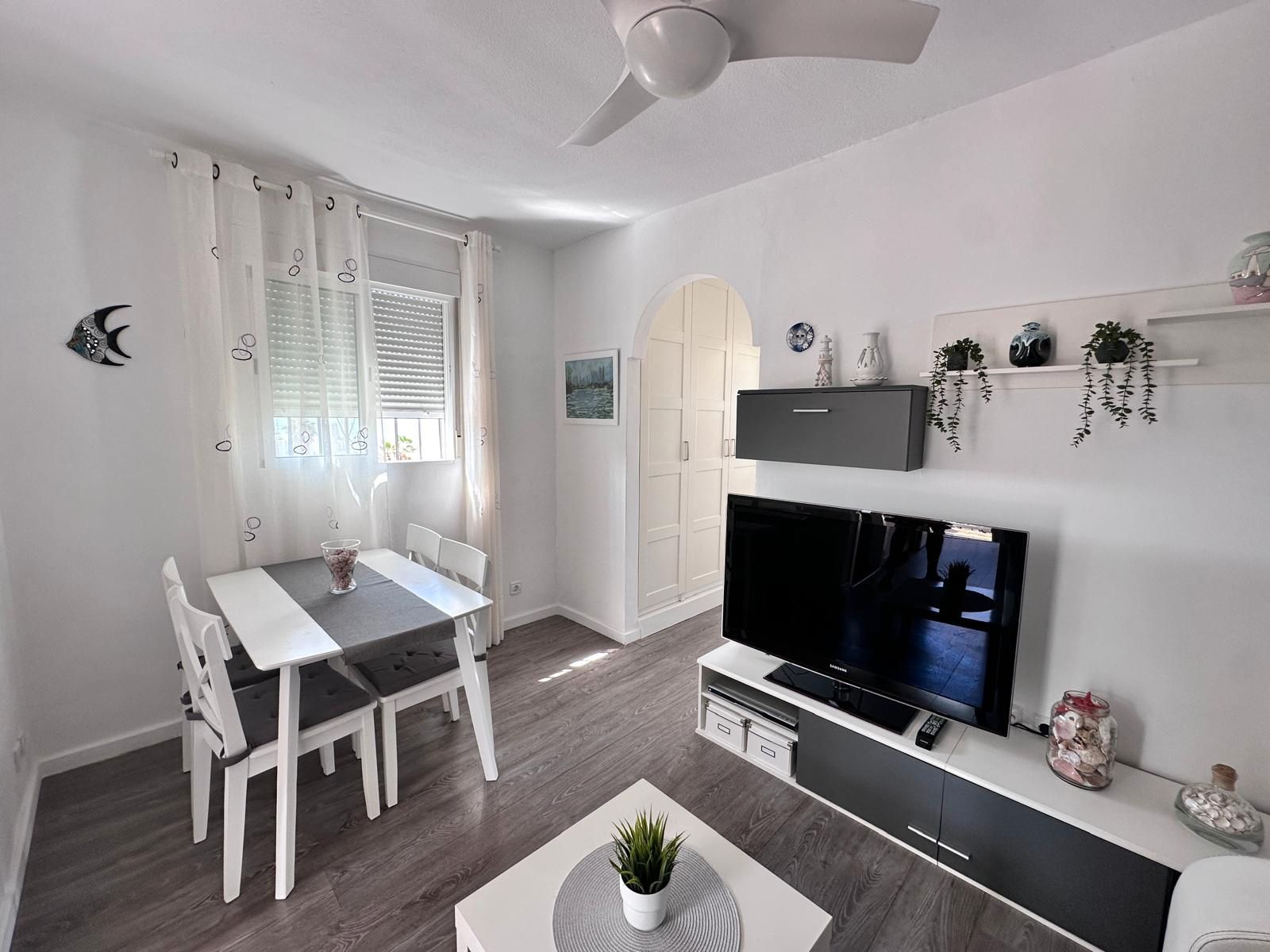 Sala d'estar de Estudi de lloguer en Benalmádena amb Aire condicionat, Terrassa i Moblat