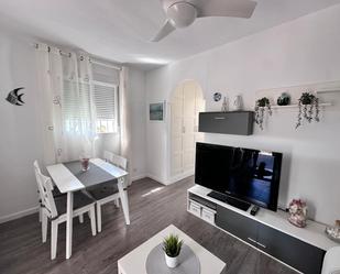 Sala d'estar de Estudi de lloguer en Benalmádena amb Aire condicionat, Terrassa i Moblat