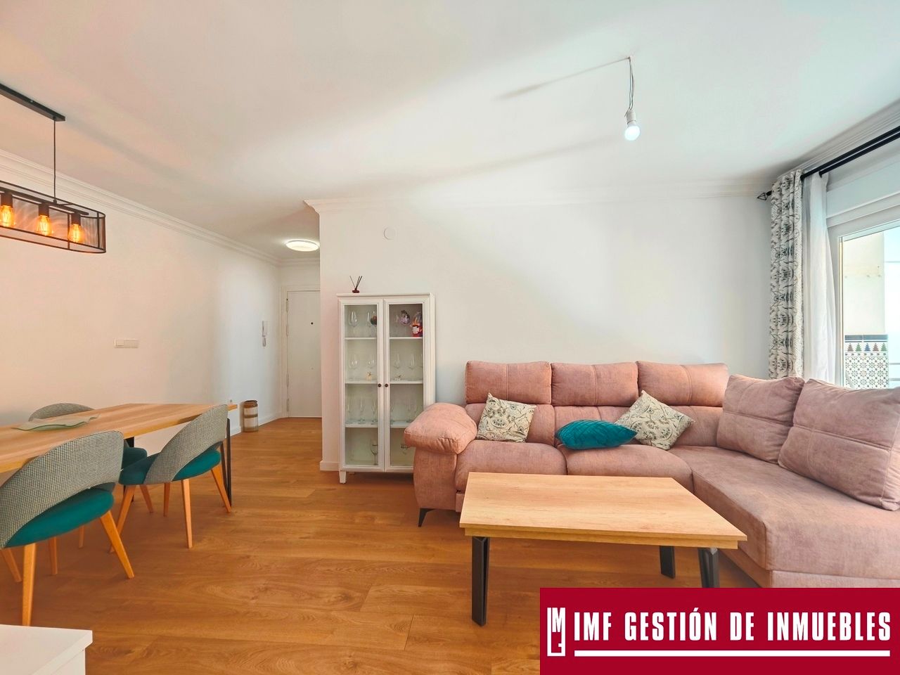 Sala d'estar de Pis en venda en Vélez-Málaga amb Aire condicionat, Terrassa i Moblat