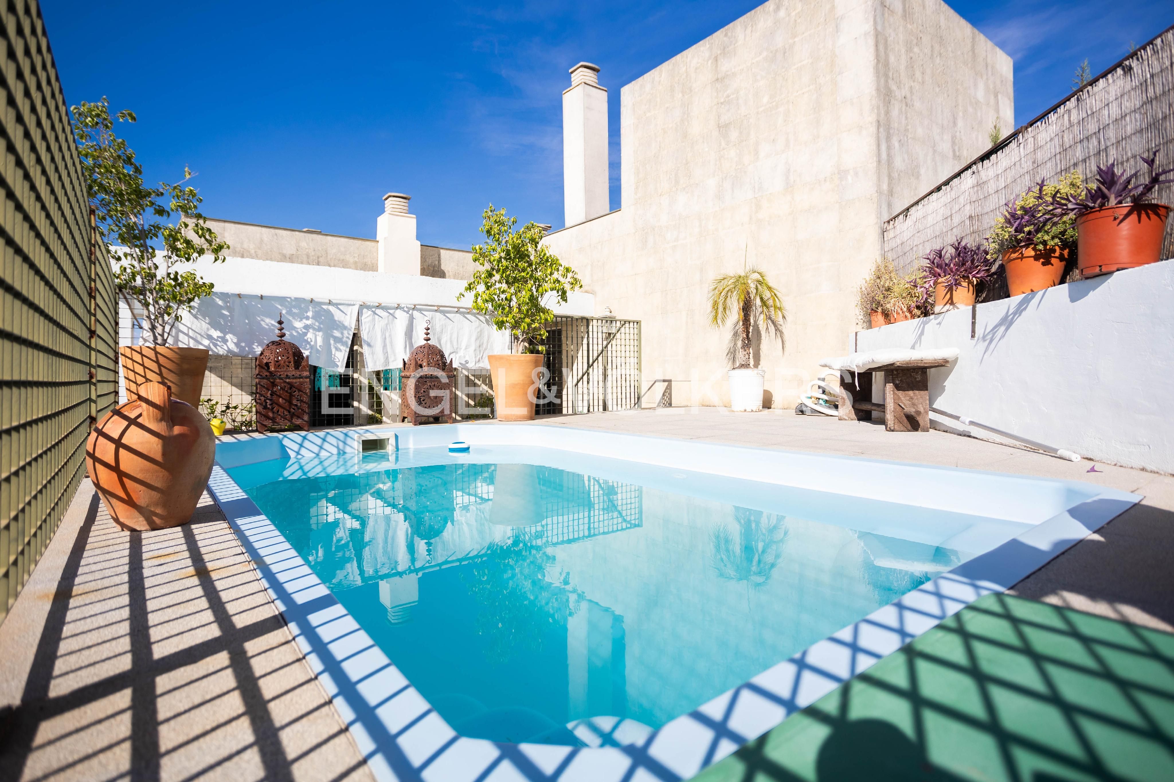 Vista exterior de Àtic en venda en Camas amb Aire condicionat, Calefacció i Jardí privat