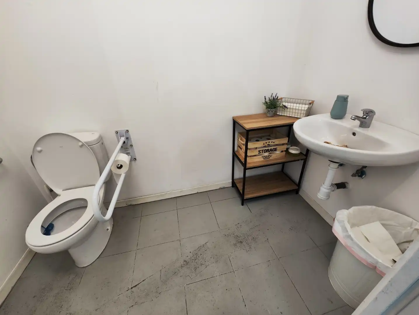 Baño de Local en traspaso en Barcelona con Aire acondicionado y Amueblado