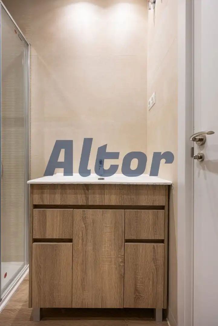 Bathroom of Flat for sale in Madrid  with Air Conditioner and Heating