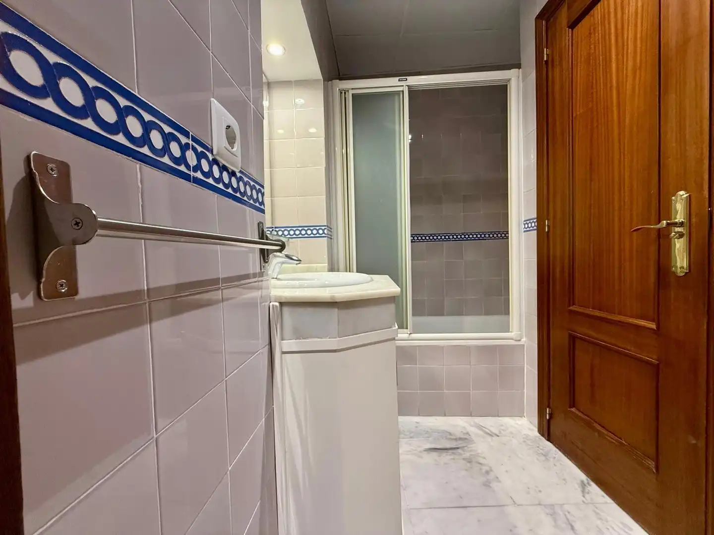 Bathroom of Flat for rent in Sevilla  with Air Conditioner, Heating and Furnished