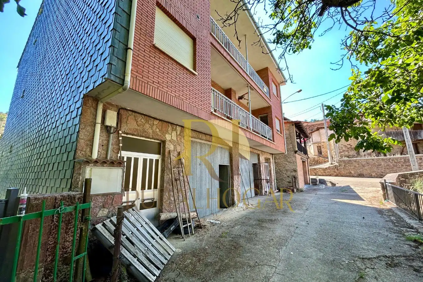 Vista exterior de Edifici en venda en Los Barrios de Luna 