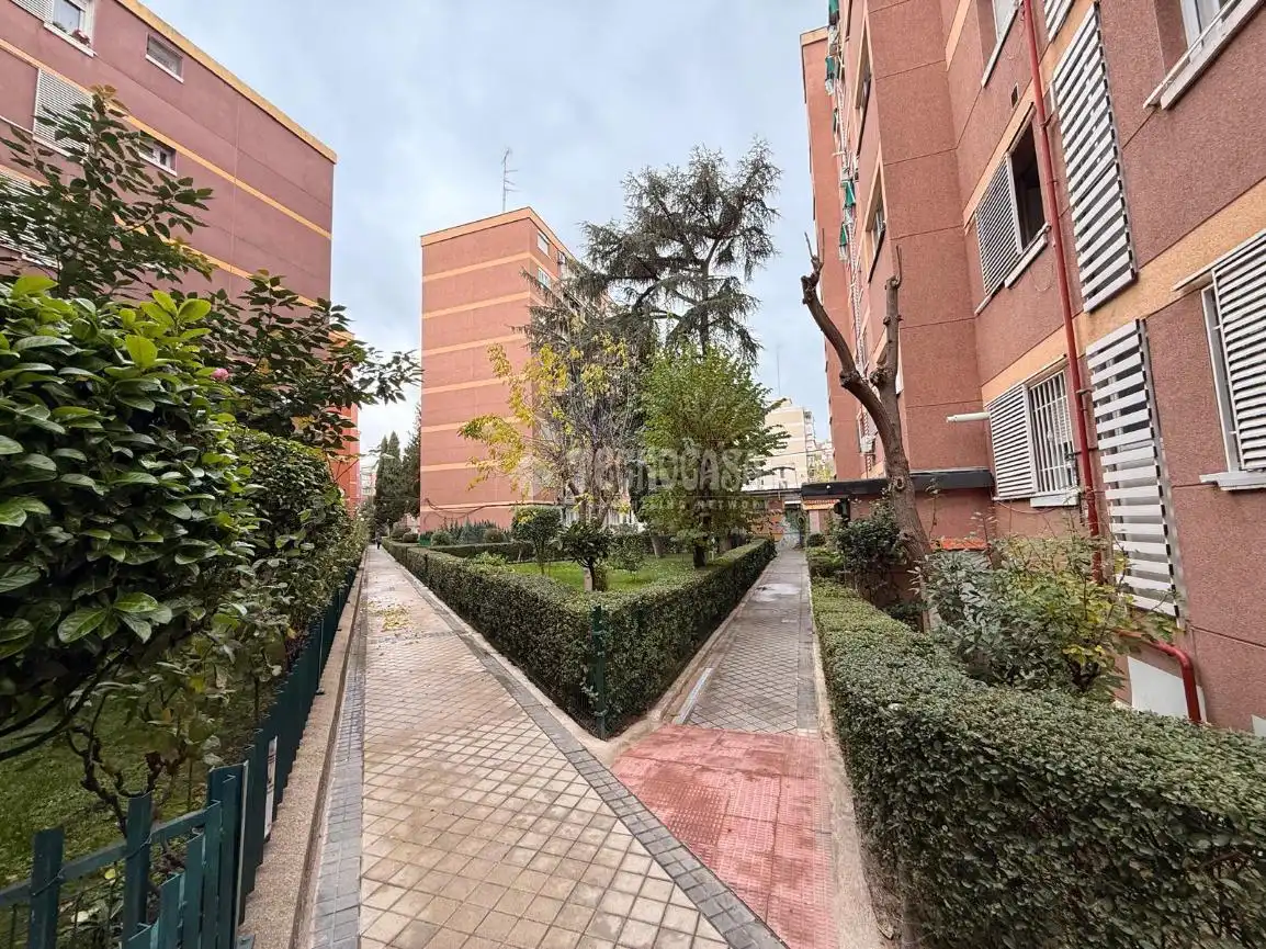 Vista exterior de Piso en venta en Madrid con Calefacción y Terraza