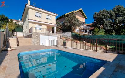 Swimming pool of House or chalet for sale in Las Rozas de Madrid  with Air Conditioner, Heating and Private garden