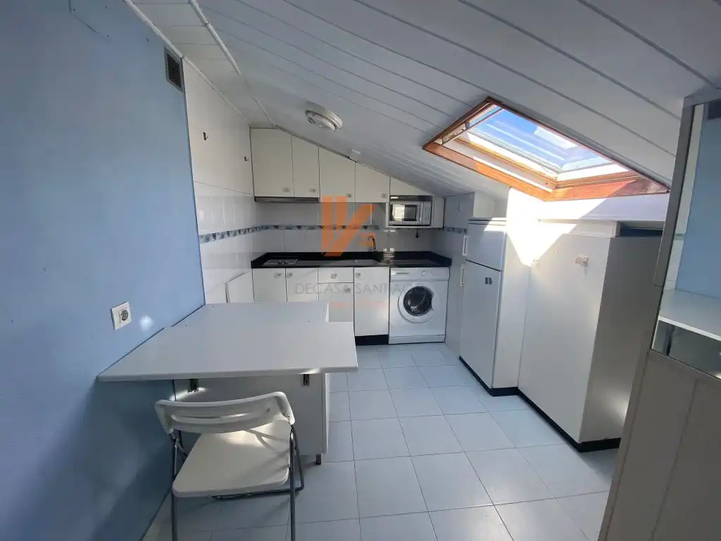 Cuina de Apartament de lloguer en Santiago de Compostela  amb Calefacció i Moblat