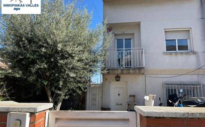 Vista exterior de Casa adosada en venda en Parets del Vallès amb Aire condicionat, Calefacció i Jardí privat