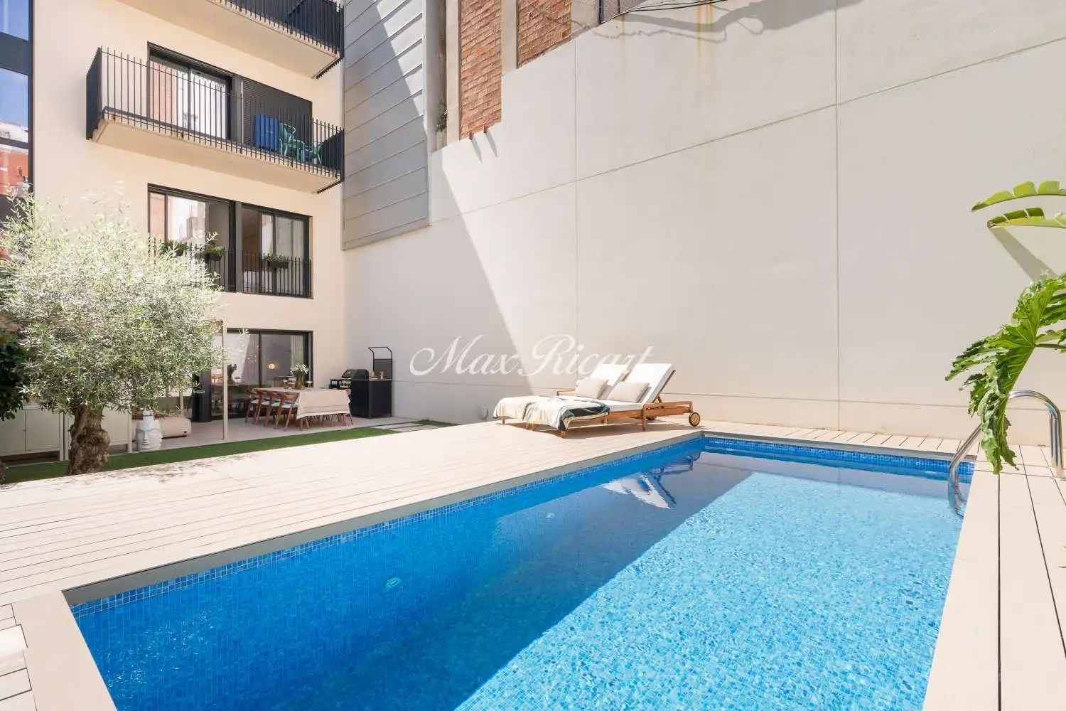 Swimming pool of Flat for sale in Barcelona  with Air Conditioner, Terrace and Swimming Pool