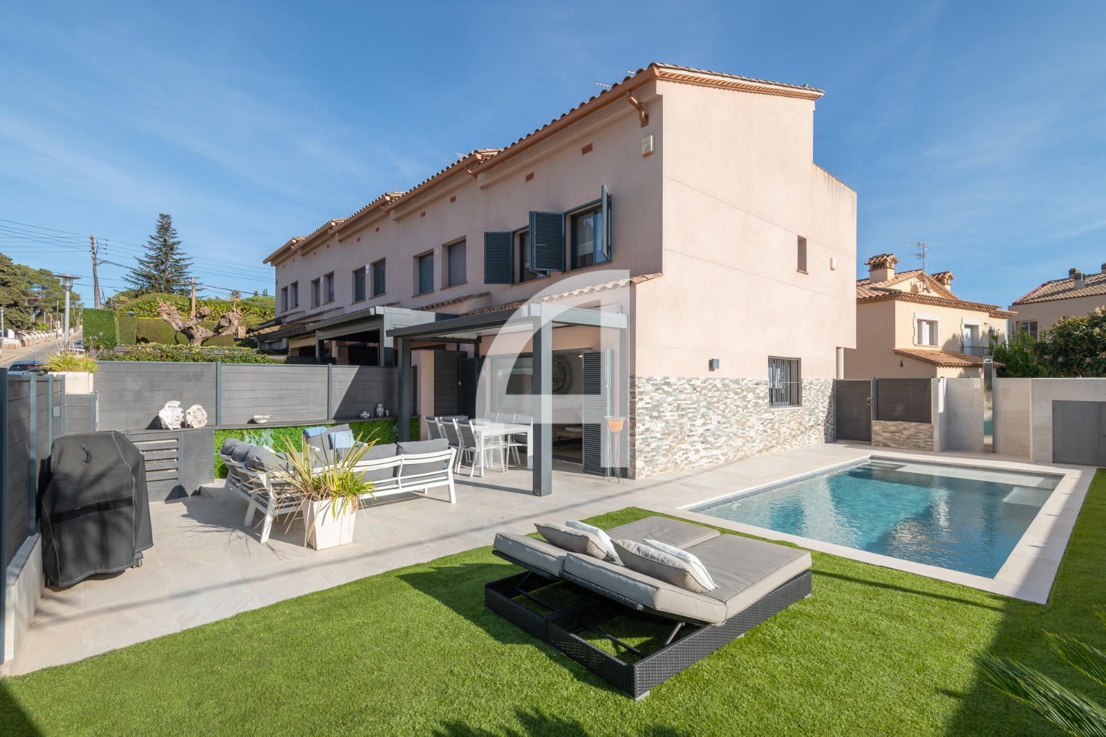 Vista exterior de Casa adosada en venda en Castell d'Aro, Platja d'Aro i s'Agaró amb Aire condicionat, Jardí privat i Terrassa