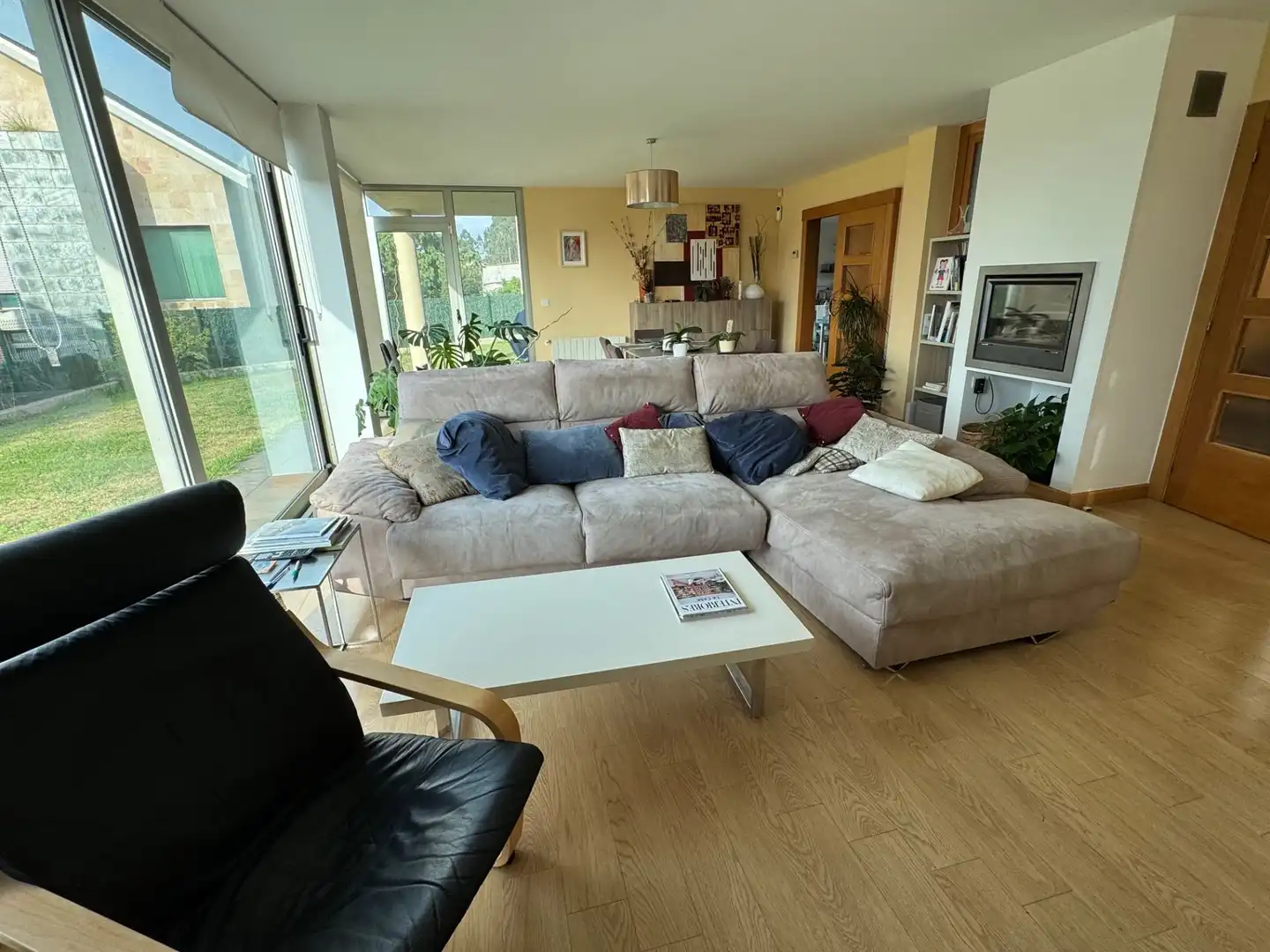 Sala d'estar de Casa o xalet en venda en Santa Cruz de Bezana amb Calefacció, Jardí privat i Terrassa
