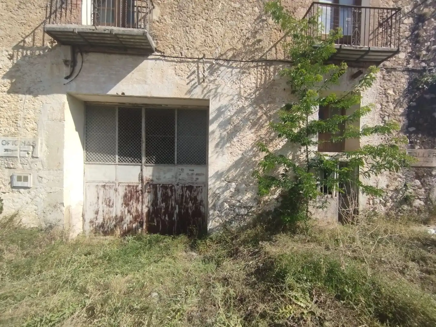Außenansicht von Gebäude zum Verkauf in Rossell