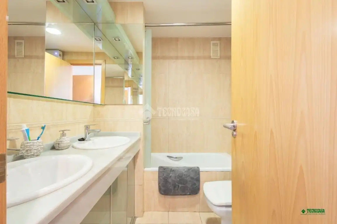Baño de Piso en venta en Almería con Terraza, Trastero y Piscina comunitaria