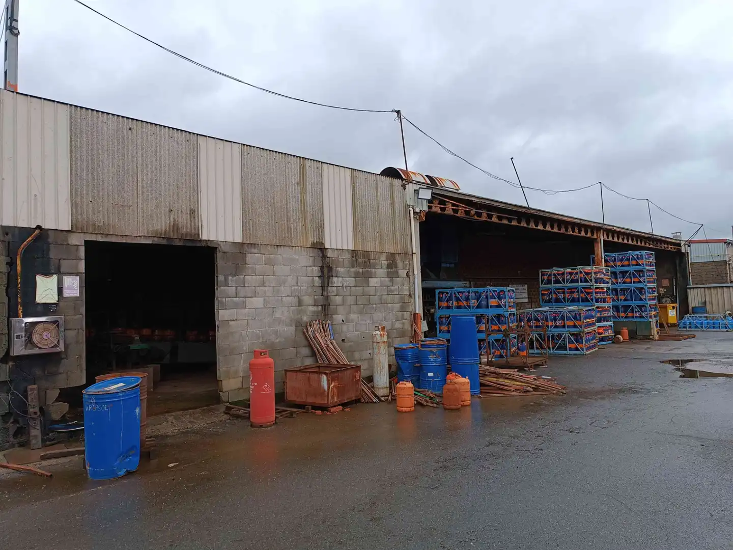 Außenansicht von Fabrikhallen zum Verkauf in Guitiriz
