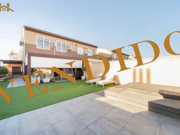 Casa bifamiliare con balcone in vendita a Calle el Cacejo