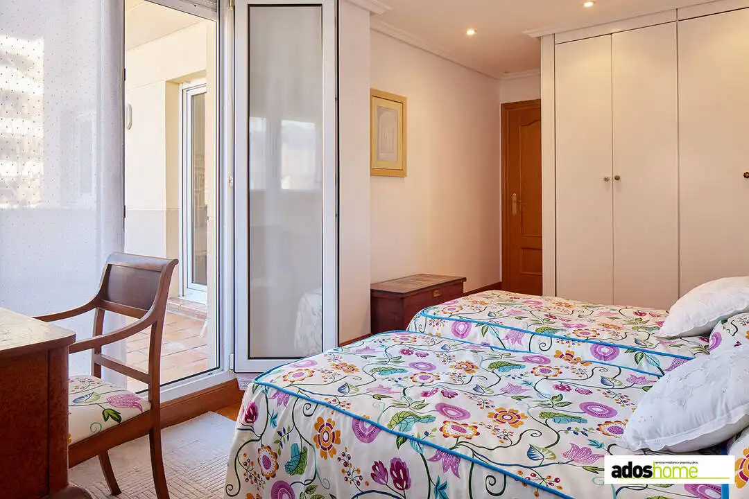 Habitación de Casa adosada en venta en Zarautz con Calefacción