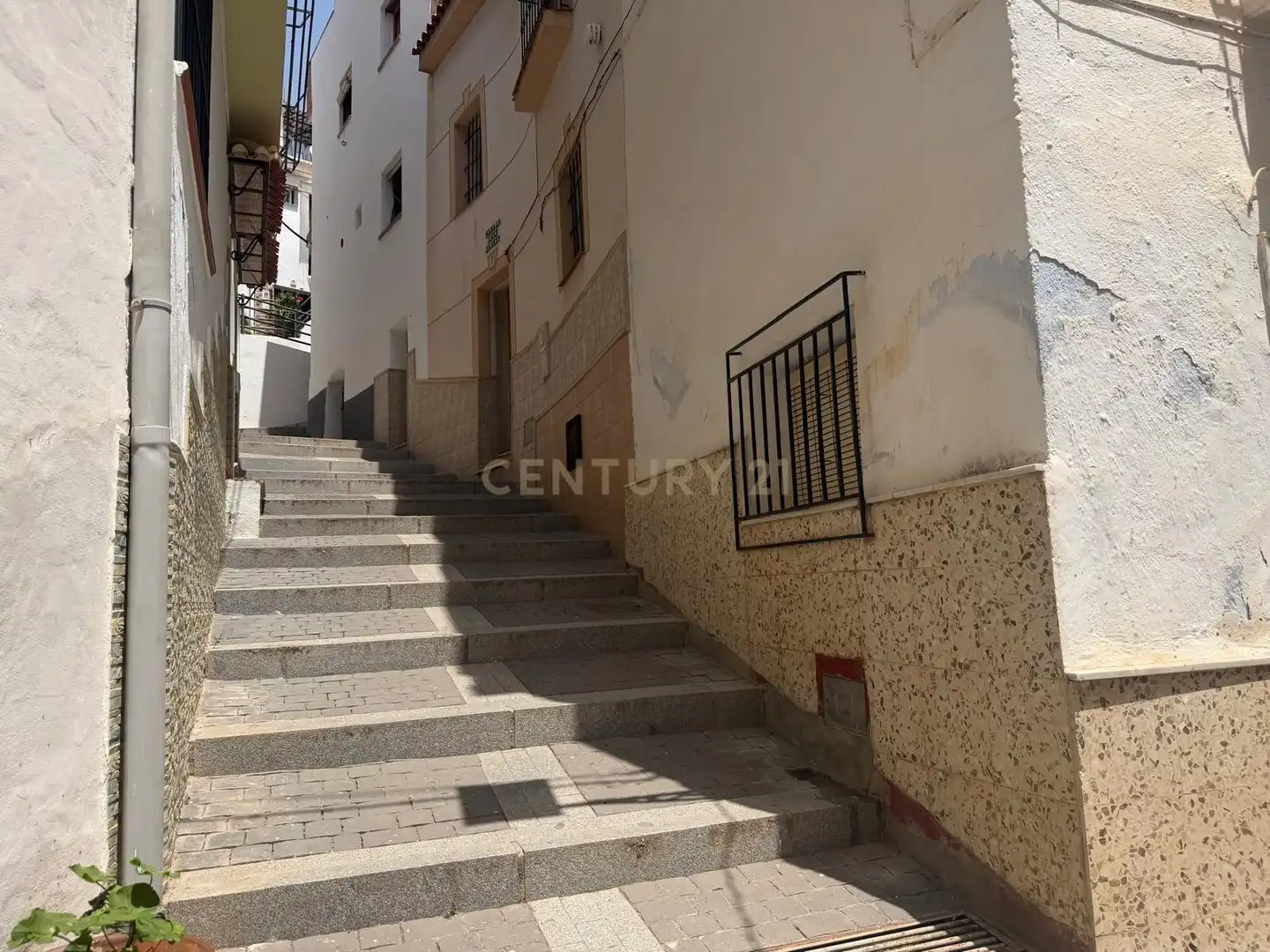 Vista exterior de Casa adosada en venda en Otívar amb Traster i Rentadora