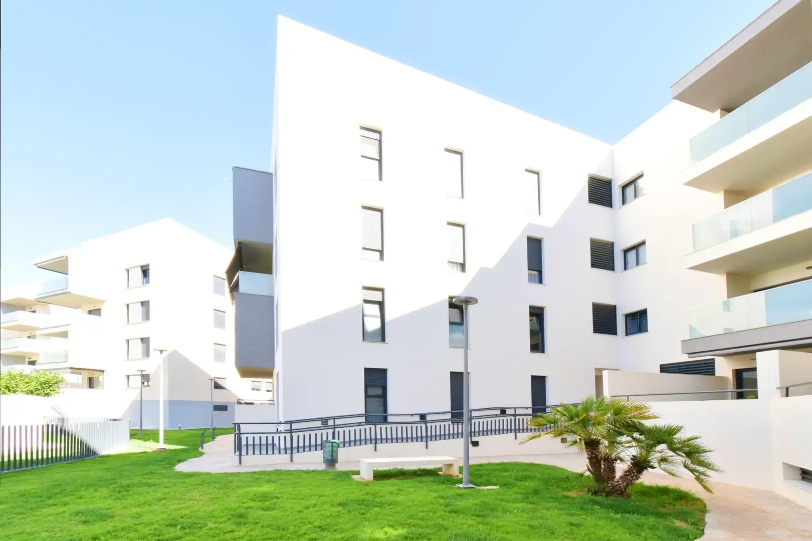 Außenansicht von Wohnung zum Verkauf in El Ejido mit Klimaanlage, Terrasse und Abstellraum