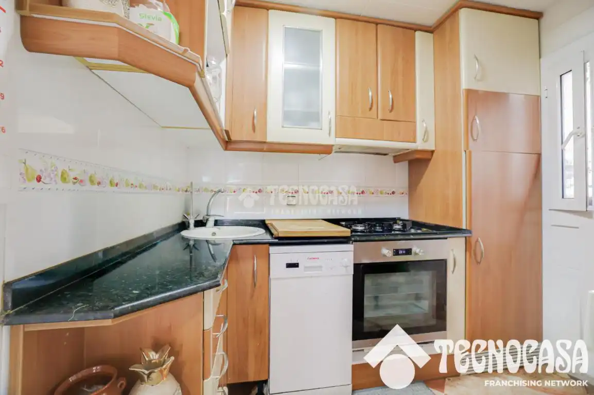 Küche von Wohnung zum Verkauf in Badalona mit Klimaanlage und Balkon