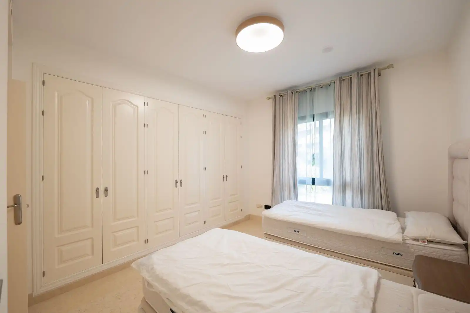 Schlafzimmer von Wohnung zur Miete in Benahavís mit Klimaanlage, Privatgarten und Terrasse