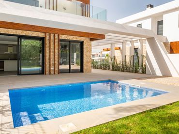 Semi-detached house with balcony for sale in Cala Ratjada