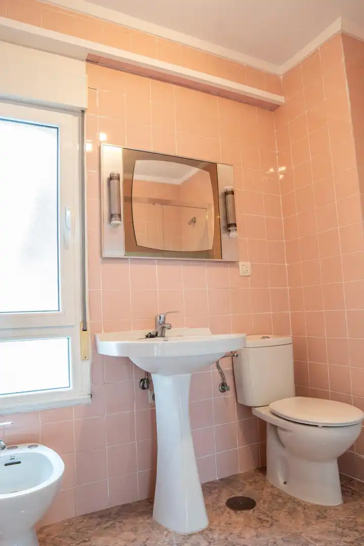Baño de Ático en venta en Avilés con Calefacción y Balcón