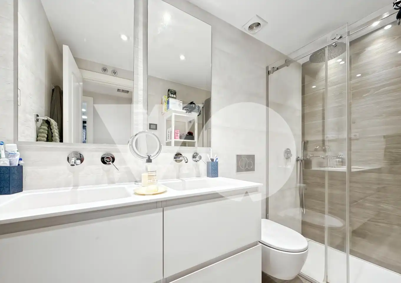 Badezimmer von Wohnung zum Verkauf in Madrid mit Klimaanlage und Möbliert