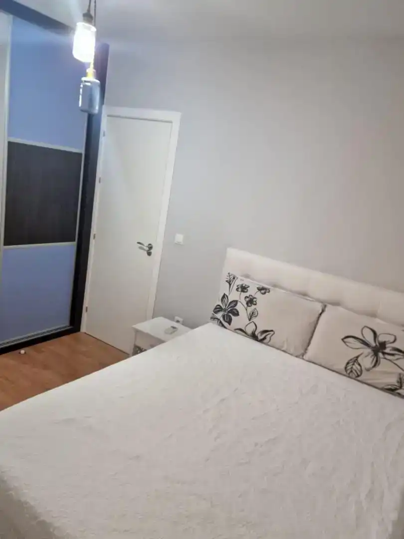 Dormitori de Apartament de lloguer en Churriana de la Vega amb Aire condicionat, Parquet i Piscina