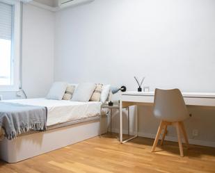 Bedroom of Flat to share in  Barcelona Capital  with Washing machine and TV