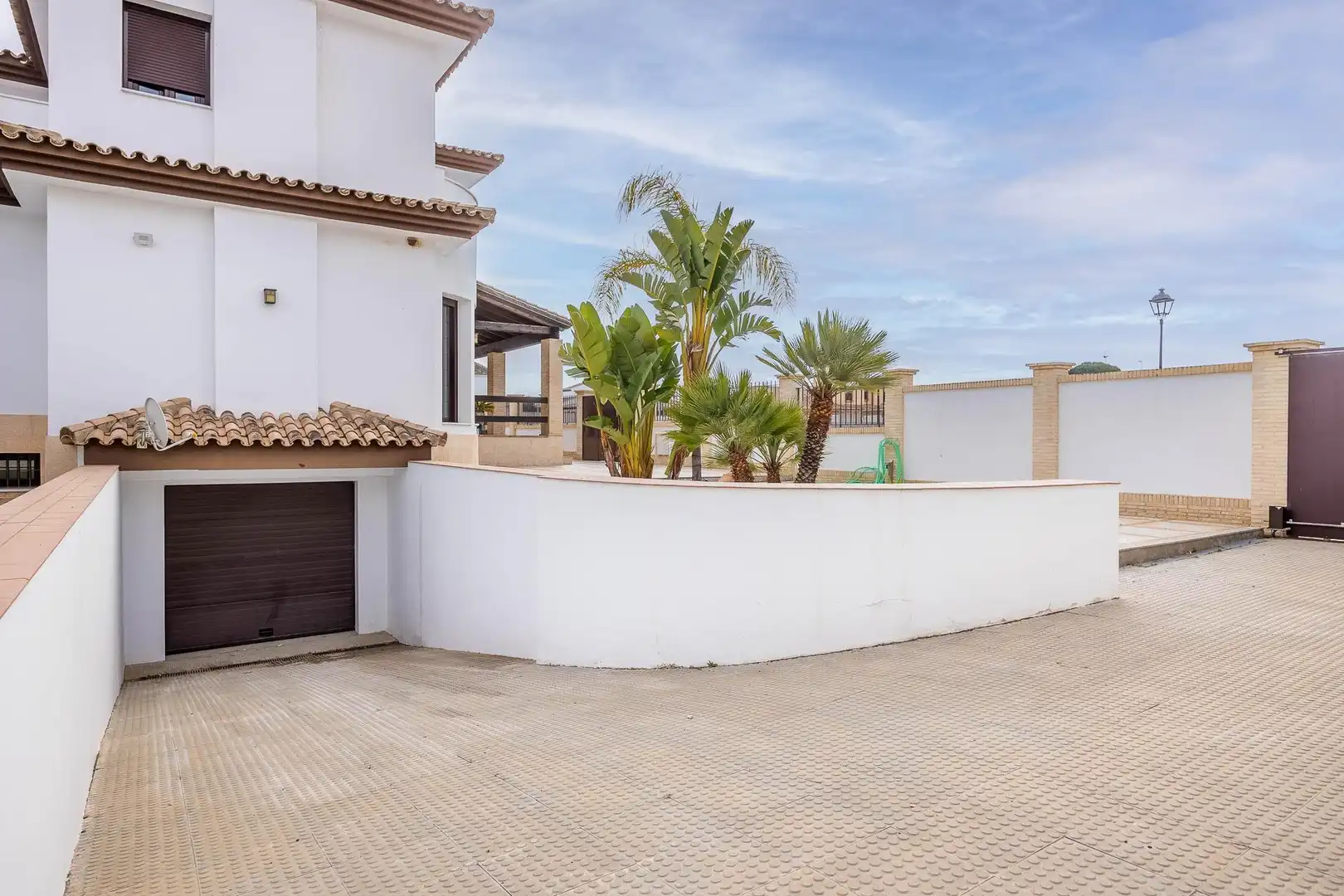 Vista exterior de Casa o xalet en venda en Villamanrique de la Condesa amb Aire condicionat, Calefacció i Jardí privat