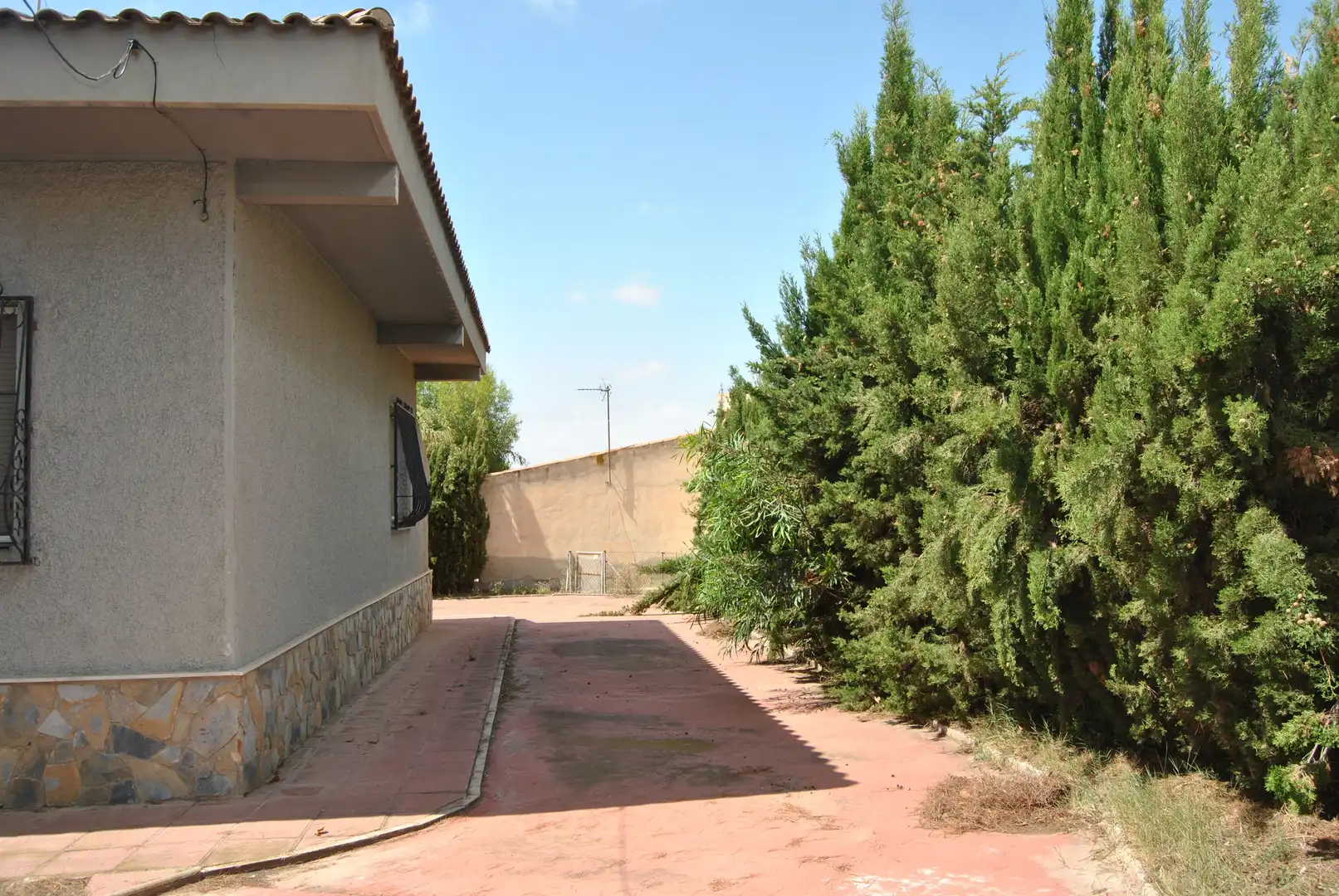 Vista exterior de Casa o chalet en venta en San Vicente del Raspeig / Sant Vicent del Raspeig con Aire acondicionado, Jardín privado y Piscina