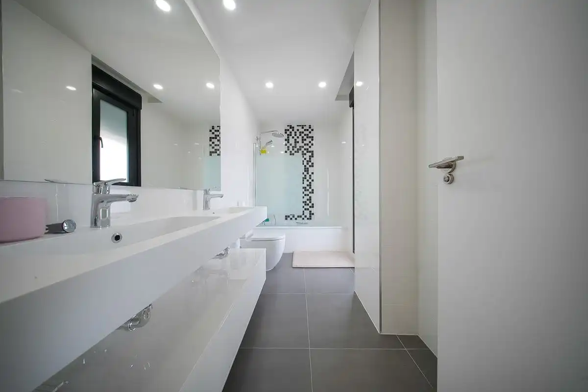 Bany de Casa o xalet en venda en Las Rozas de Madrid amb Aire condicionat, Calefacció i Jardí privat