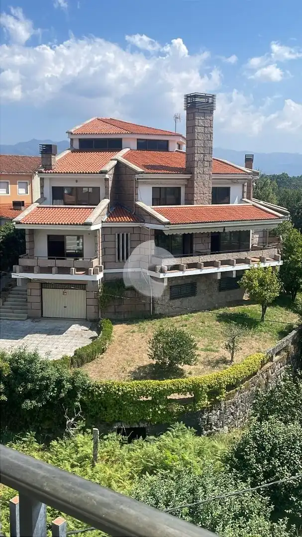Vista exterior de Casa o xalet en venda en Entrimo amb Calefacció, Jardí privat i Traster