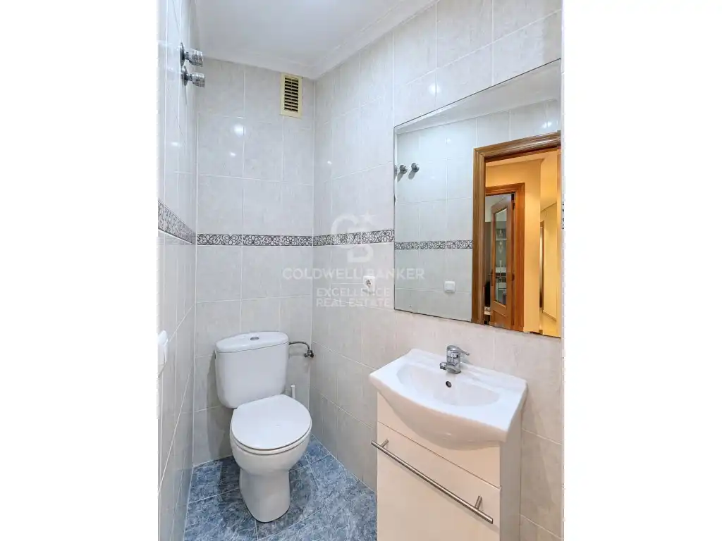 Baño de Piso en venta en Valencia con Aire acondicionado, Terraza y Amueblado