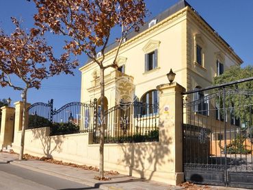 Casa con balcón en venta en Califòrnia - Santa Madrona