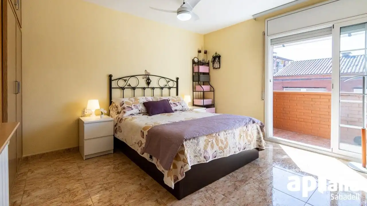 Dormitori de Casa o xalet en venda en Terrassa amb Aire condicionat, Calefacció i Jardí privat