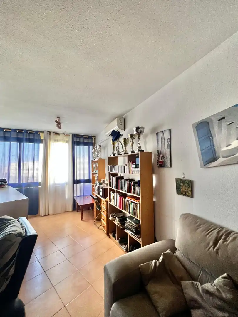 Sala d'estar de Pis en venda en Almería amb Piscina comunitària