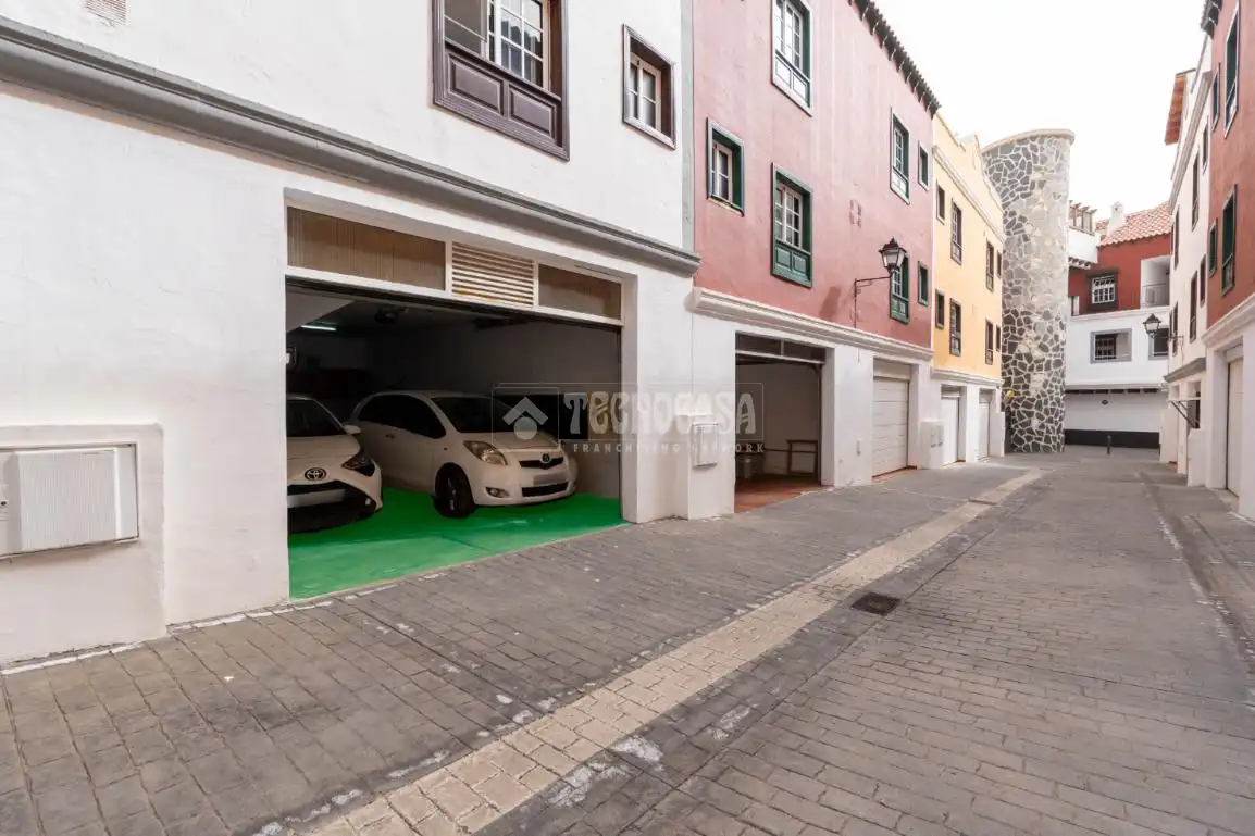 Aparcament de Casa adosada en venda en Adeje amb Terrassa i Balcó
