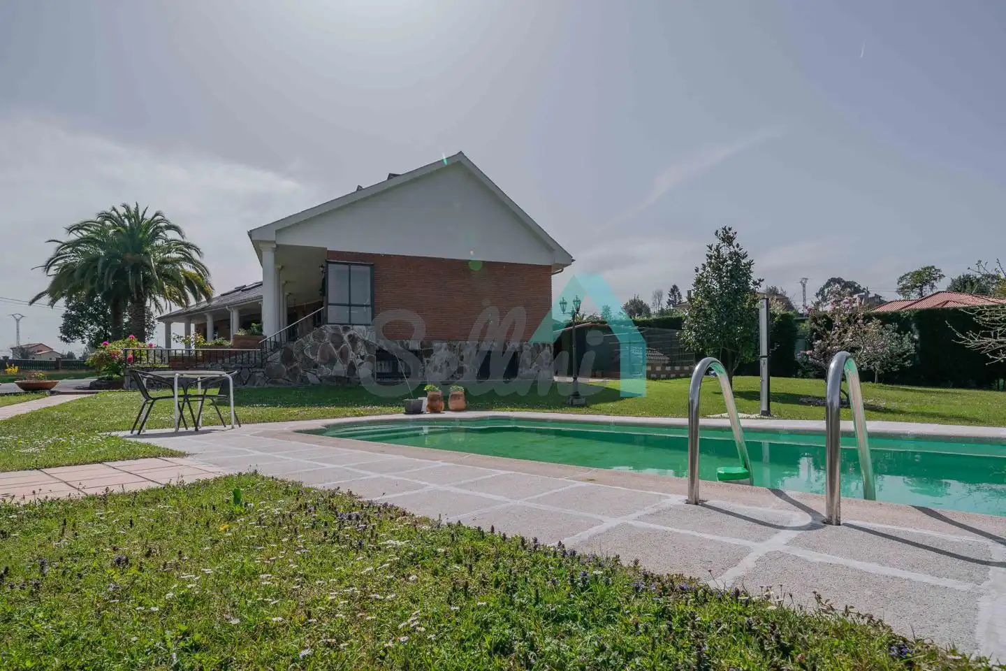 Piscina de Casa o xalet en venda en Oviedo  amb Calefacció, Jardí privat i Parquet